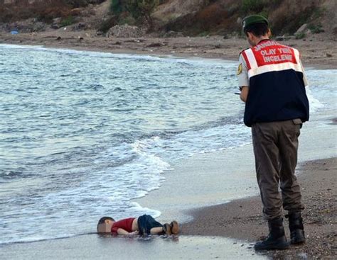 叙利亚男童偷渡溺亡 媒体:最让人心碎的照片_图片新闻-豫都网
