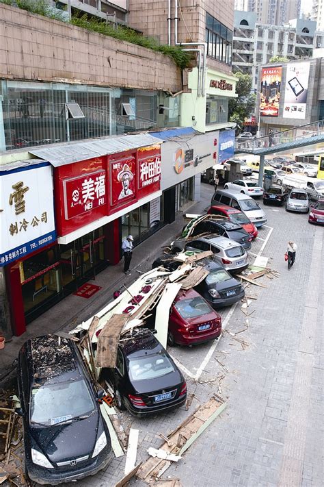 东方大厦一店招从二楼坠落 砸伤停在下面的7辆车-安吉新闻网