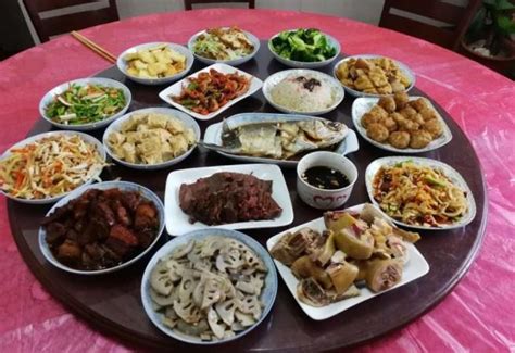新年家庭吃团圆饭高清图片下载-正版图片501116402-摄图网