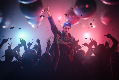 DJ或歌手在夜总会的迪斯科派对上和高清图片下载-正版图片504958259-摄图网