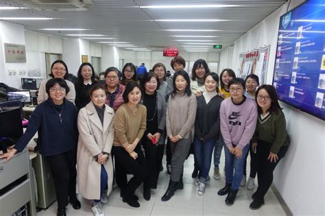 新闻系教师参观青岛广电新闻中心融媒体“中央厨房”-青岛大学文学与新闻传播学院