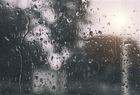 玻璃上的雨滴高清图片下载-正版图片504866118-摄图网