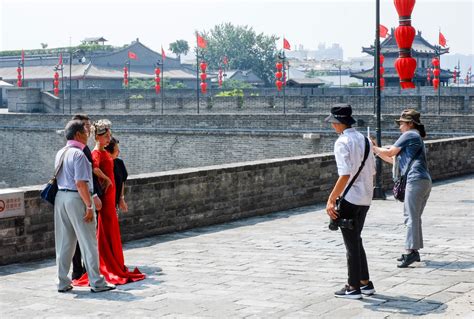 西安古城墙上年轻人拍写真 外国游客上前求合影|城墙|外国游客|合影_新浪新闻