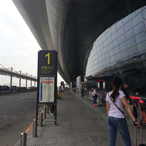 晚上11点到南宁吴圩机场,想第二天去钦州-我到南宁机场的飞机是晚上12点半了，要去钦州，请问怎么走？