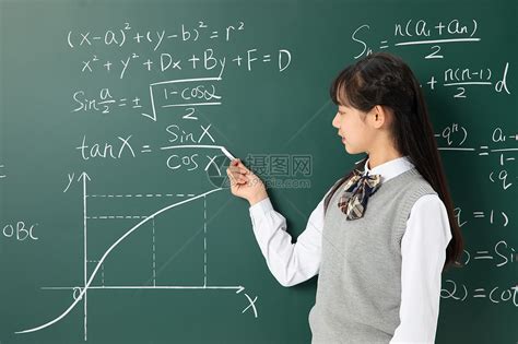 初中生女生黑板做数学题高清图片下载-正版图片501634632-摄图网