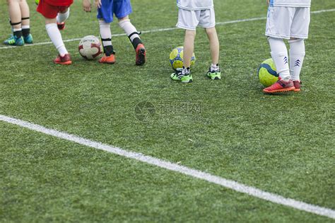 儿童踢球高清图片下载-正版图片500901338-摄图网