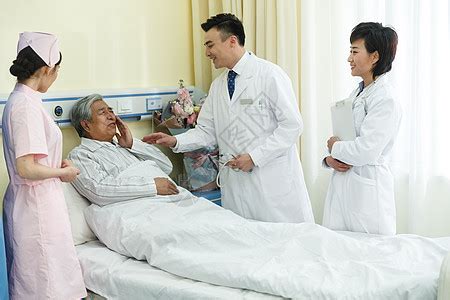 病人家属在医院走廊给医生下跪高清图片下载-正版图片502186868-摄图网