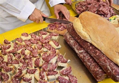 意大利野猪泛滥、数量已有200万 农民现场烹饪猪肉给路人分发 - 360娱乐，你开心就好