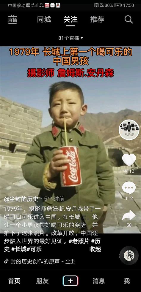 可乐背景-可乐摄影图片-拿着汉堡喝可乐的小孩肥胖的男孩图片-摄图网