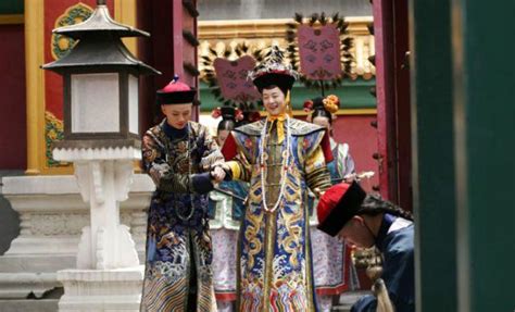 她是清朝最特殊的一位皇后，13岁嫁入皇宫，凭借养子成为皇后！__财经头条