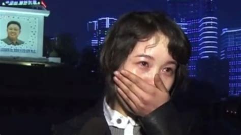 朝鲜街头采访：提到金正日去世这一话题，朝鲜大学生在镜头前痛哭_凤凰网视频_凤凰网