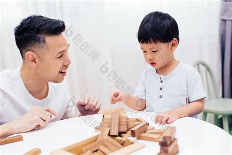 爸爸陪儿子玩游戏图片-包图网