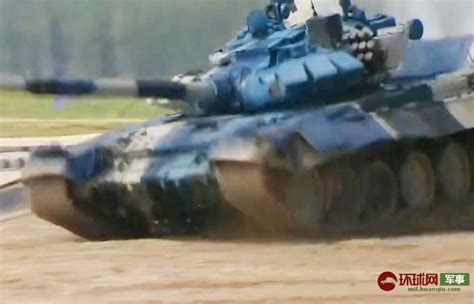 国产96A式坦克秀操作：炮管托举扳手平稳不掉