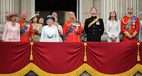 查尔斯加冕礼感受“王冠的重量”，英媒：他看上去威严但不快乐