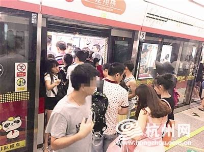地铁站里做对比实验 “先下后上”节约黄金5秒-杭州新闻中心-杭州网