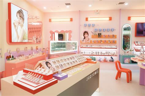 上海创元化妆品公司2000平办公室设计-优鸿装饰