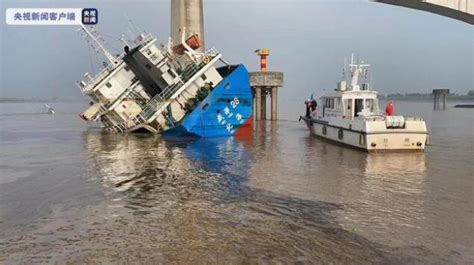 水位下降致大型工程船侧翻长江 耗时9天才扶正_湖北频道_凤凰网
