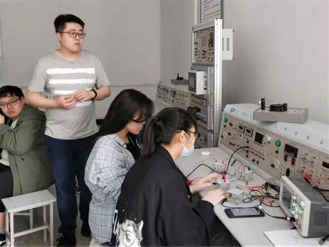高鹏老师指导电气本201班实验课-机电系