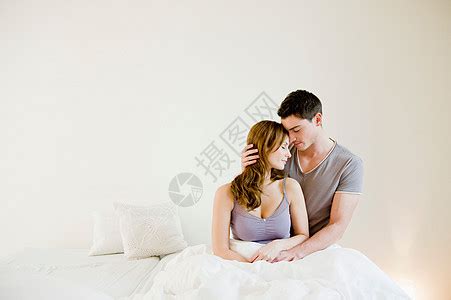 一对夫妇躺在床上拥抱着睡着了高清图片下载-正版图片501444812-摄图网