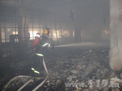 厂房突发大火1人被困 泉州消防成功营救[图]