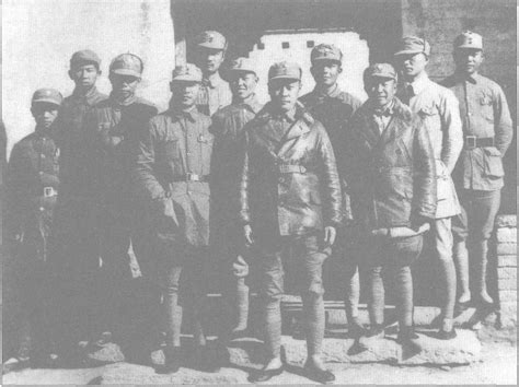 新四军代军长陈毅(左7)与副军长张云逸(左9)和第4师部分干部合影-中国抗日战争-图片