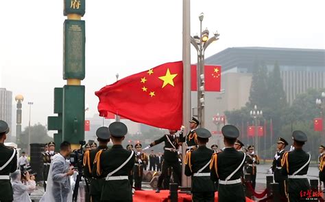 迎来2021，上海人民广场举行升旗仪式 - 巾帼网