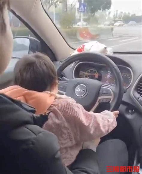 长沙一男子抱着孩子开车还录视频， 罚单找上门 - 法眼 - 三湘都市报 - 华声在线