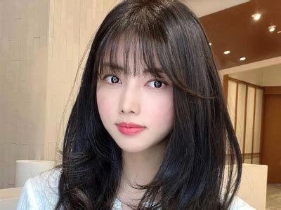 甜美女生长发栗色头像