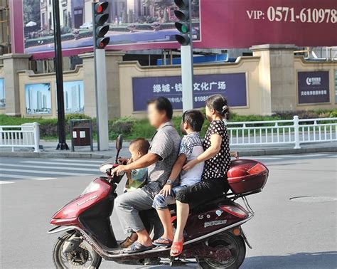 在上海的外国人, 他们也骑上电瓶车穿越大街小巷