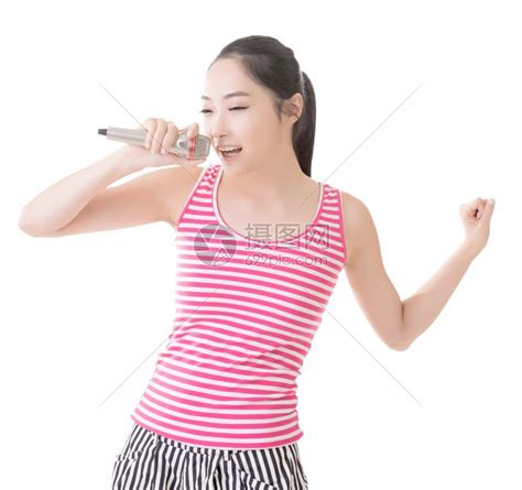 亚洲女孩用麦克风唱歌或说高清图片下载-正版图片503577908-摄图网