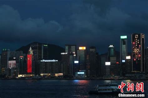 七一临近 香港维港两侧“升起”巨幅国旗和区旗-新闻中心-南海网