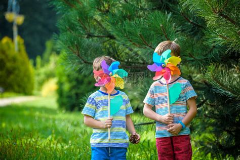 两个快乐的孩子在花园里玩风车可爱的兄弟姐妹是最好的朋友可爱的孩子男孩微笑春天或夏天公园户外休闲高清图片下载-正版图片506442760-摄图网