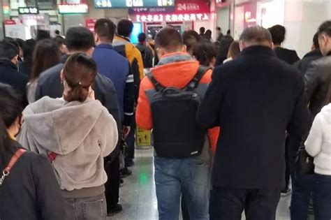 武汉地铁站增设便民口罩机，还有免洗凝胶和酒精供乘客随时取用_武汉_新闻中心_长江网_cjn.cn
