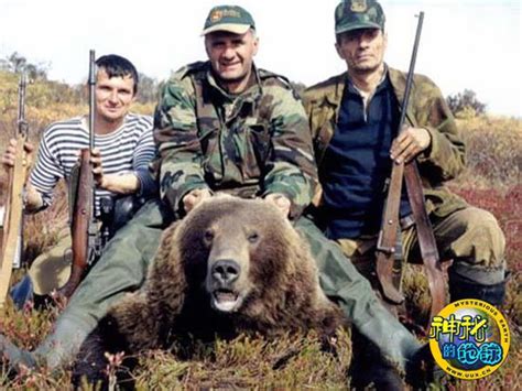 俄罗斯一猎人偷猎棕熊，也被熊一掌击碎脑骨，战斗民族真的不怕熊？_袭击_猛兽_警方