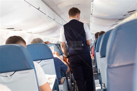 国内飞机内有乘客坐在座位上高清图片下载-正版图片502859561-摄图网