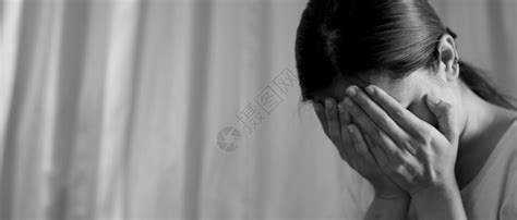 一位与男友分手的坐着压力紧张沮丧失眠的女人情感焦虑男朋友高清图片下载-正版图片308041970-摄图网
