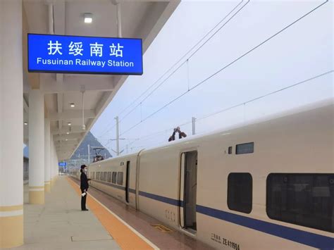 广州南站首开常德、崇左方向列车