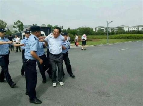 广州涉嫌体罚学生教师已被停职，教育局调监控还原事发经过_新浪新闻
