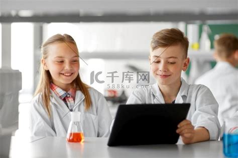 教育、科学和技术概念-带平板电脑的孩子在学校实验室学习化学。人物特写医生高清摄影大图-千库网