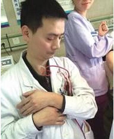 病人急需抢救输血，医生护士用体温把血包捂热，真正的白衣天使！