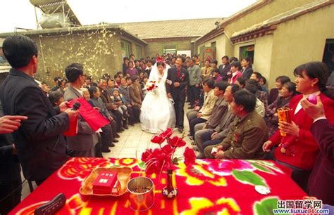 农村结婚过门的风俗，新娘子走的路要“撒谷豆”|新娘子|风俗|农村_新浪新闻