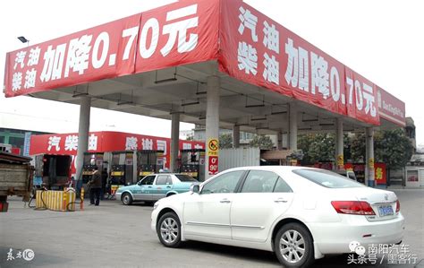民营加油站为什么这么便宜，加油送纸抽、送玻璃水还免费洗车_搜狐汽车_搜狐网
