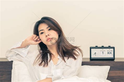 女人醒来后躺在床上高清图片下载-正版图片505531264-摄图网