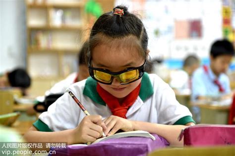 为什么6亿中国人近视，“70%”的学生戴眼镜，难道是学习压力太大？_孩子