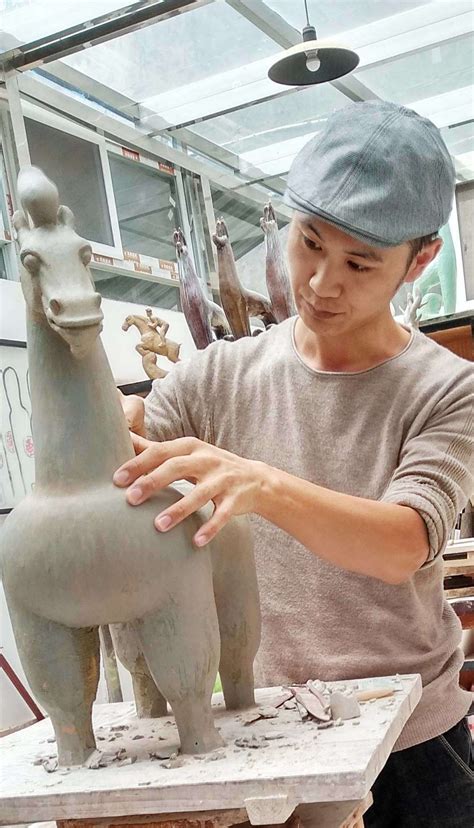 【奋斗者·教师风采篇】做自己热爱的雕塑事业——记雕塑专业教师唐成-景德镇陶瓷大学官方网站