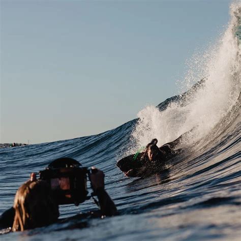 近距离拍摄汹涌而来的海浪震撼唯美画面图片(2)_配图网