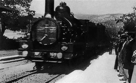 铁轨上的蒸汽火车图片-冒着黑烟的蒸汽火车素材-高清图片-摄影照片-寻图免费打包下载