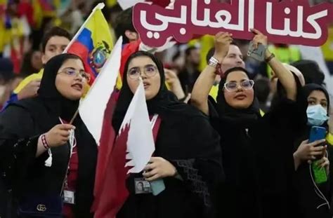 卡塔尔莫扎太后惊艳亮相世界杯！红衣红头纱太嫩，被誉为中东甄嬛__财经头条
