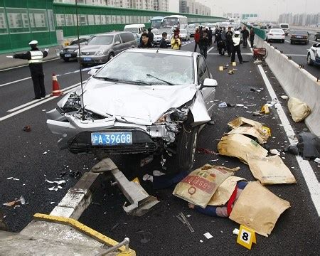 西安一轿车爆胎撞倒20米隔离栏翻车 引发连环车祸_新闻频道_中国青年网