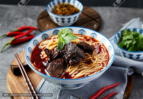 红烧牛肉米线,中国菜系,食品餐饮,摄影素材,汇图网www.huitu.com
